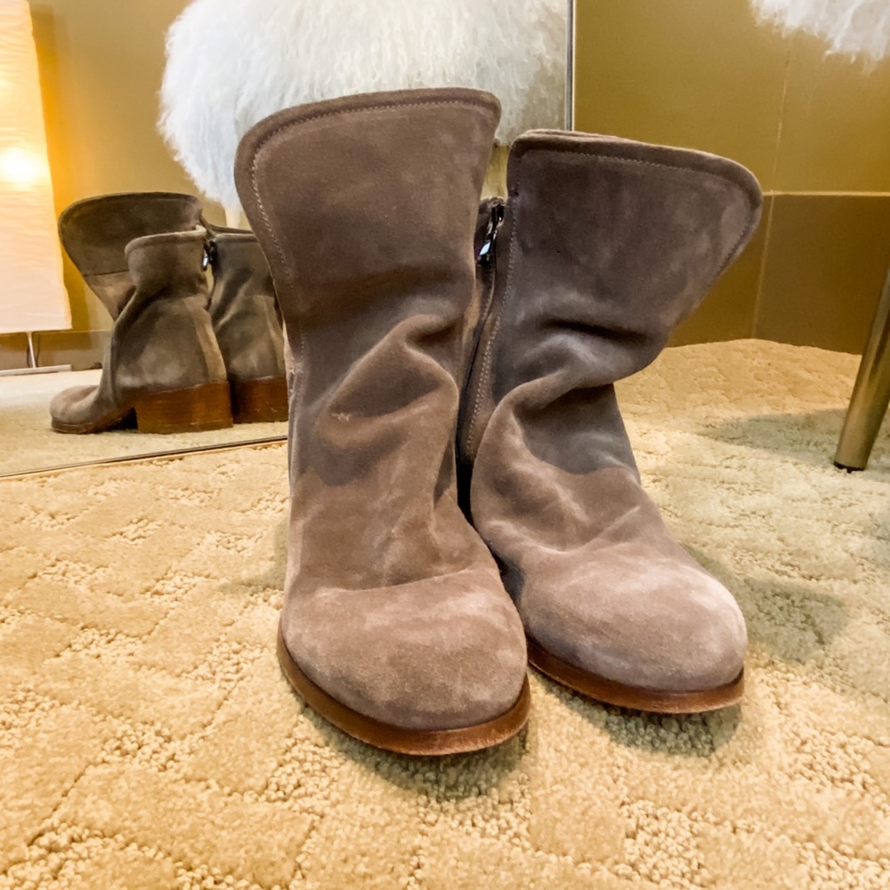Sundance Gretchen Boots Made in Italy Taupe Suede  Size 7.5